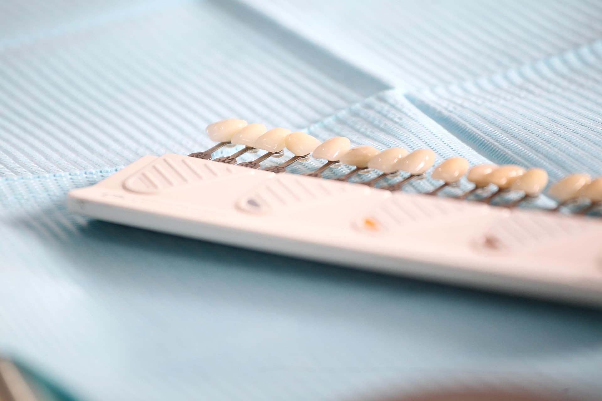 Dentiste en cabinet lors d'un acte prothétique